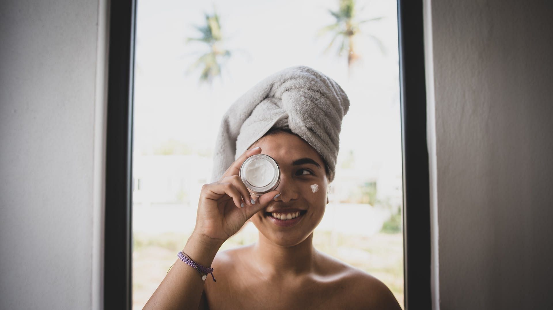 Tretinoin cream is a synthetic version of vitamin A (Image via Pexels/Los Muertos Crew)
